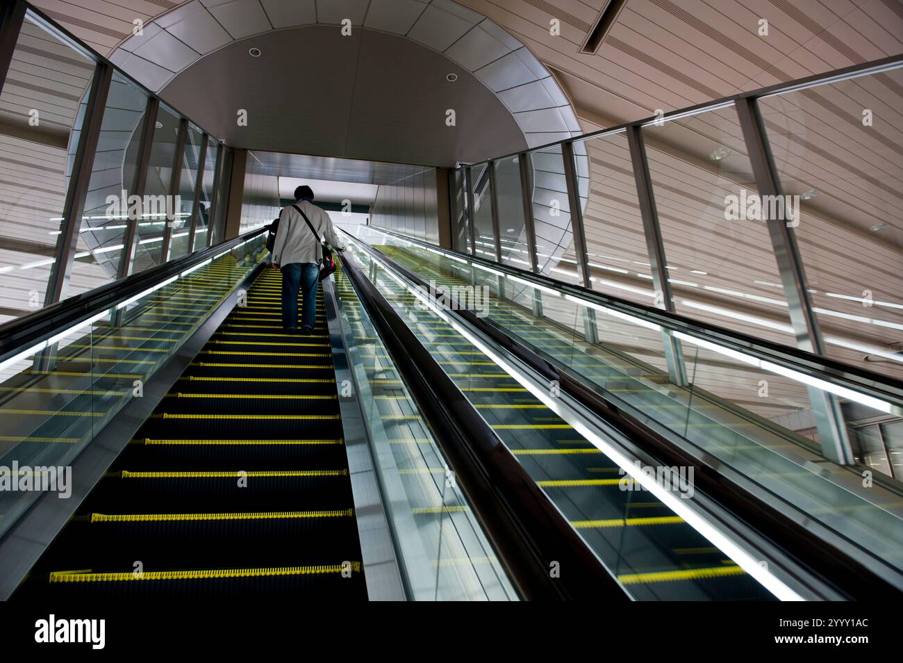 Scala mobile che sale al livello superiore della plaza presso la stazione ferroviaria di Osaka Umeda della West Japan Railway (JR) in Giappone. Foto Stock