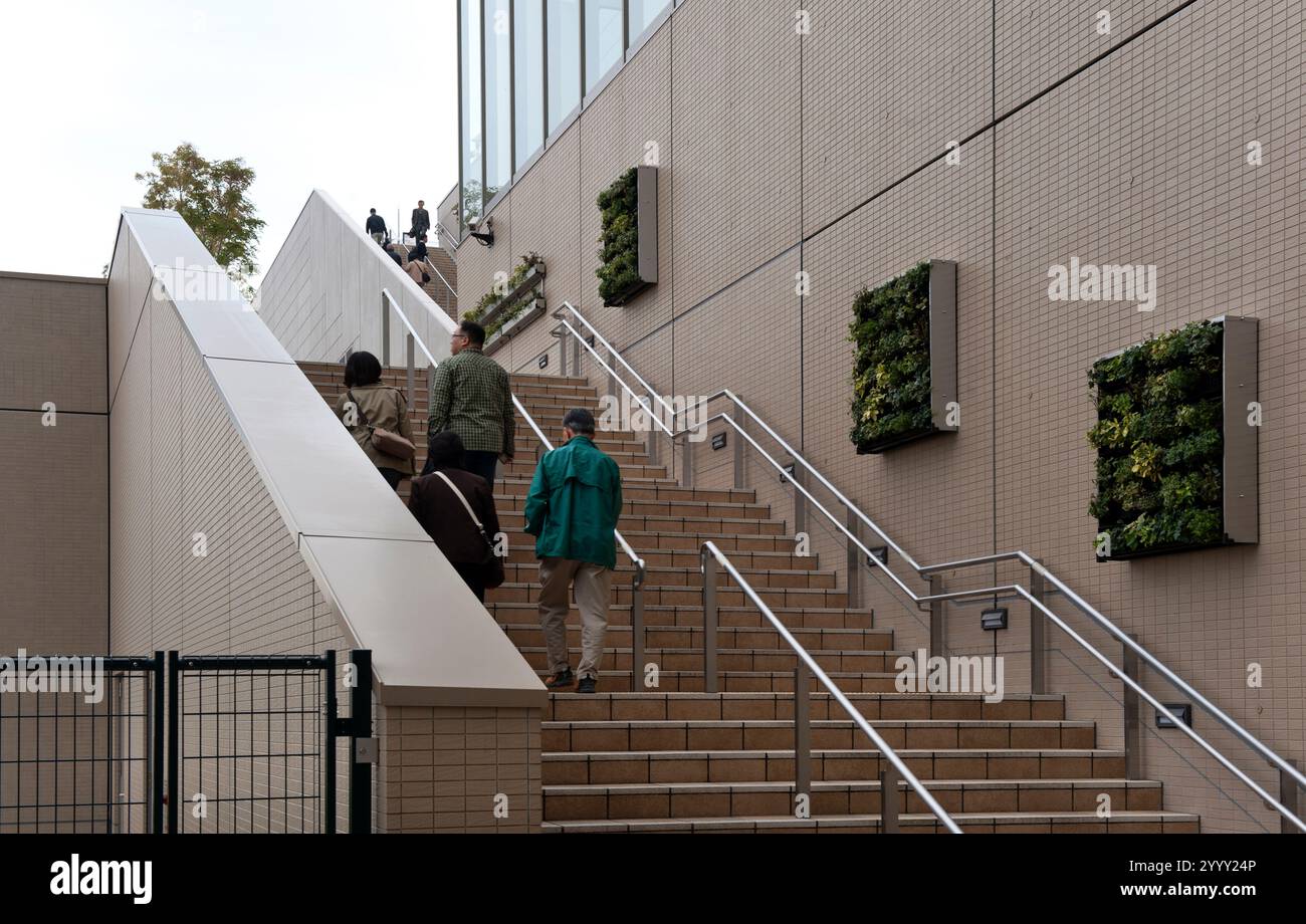 Scalinata da e per l'orto sul tetto in cima alla stazione ferroviaria di Osaka Umeda della West Japan Railway (JR). Foto Stock