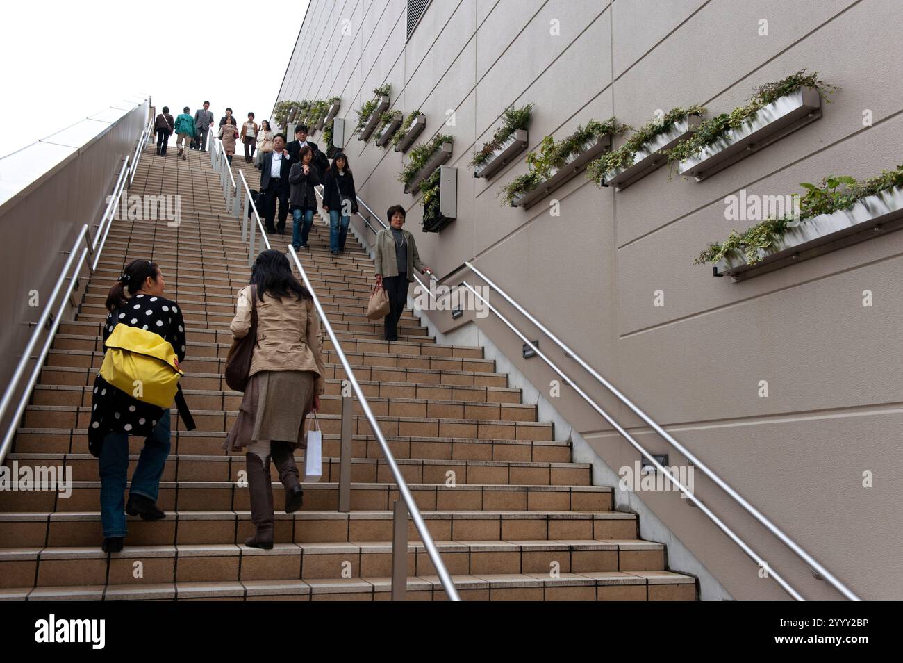 Scalinata da e per l'orto sul tetto in cima alla stazione ferroviaria di Osaka Umeda della West Japan Railway (JR). Foto Stock