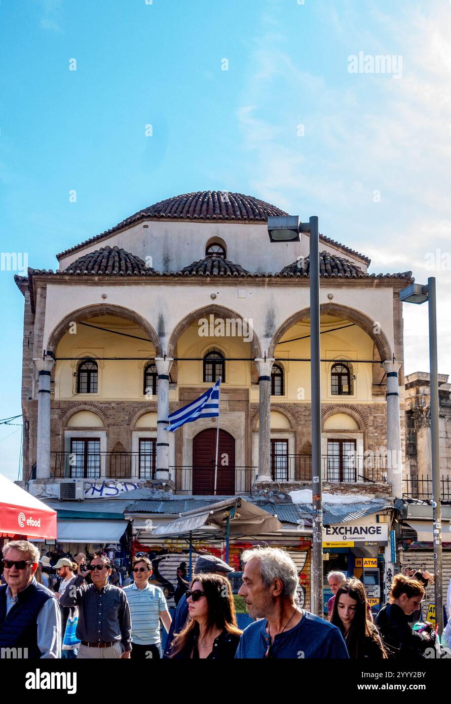Atene, Attica - GR - 27 ottobre 2024 la Moschea di Tzistarakis in Piazza Monastiraki, Atene, si erge illuminata dalla luce del sole, mostrando la sua ar dell'epoca ottomana Foto Stock