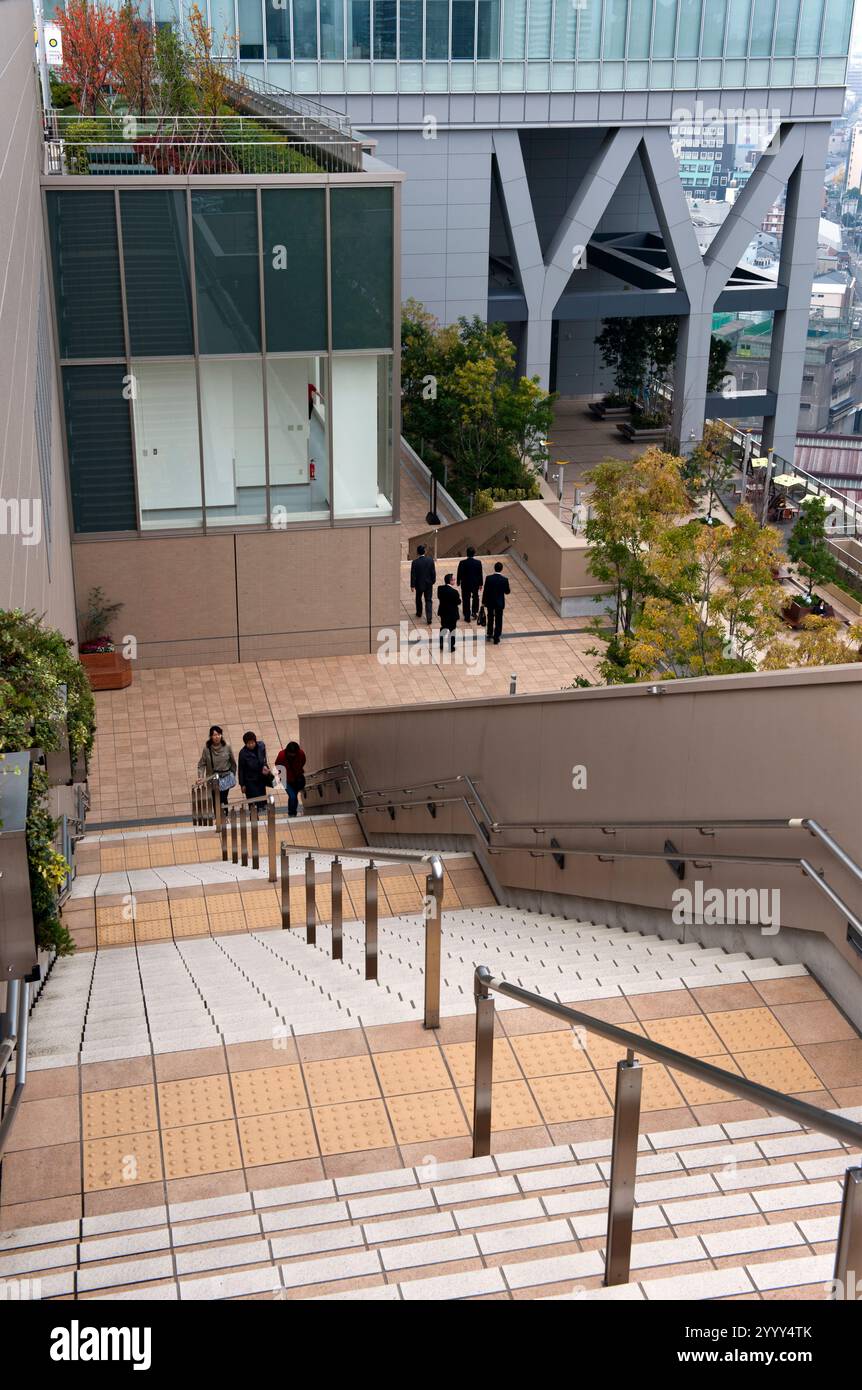 Scalinata da e per l'orto sul tetto in cima alla stazione ferroviaria di Osaka Umeda della West Japan Railway (JR). Foto Stock