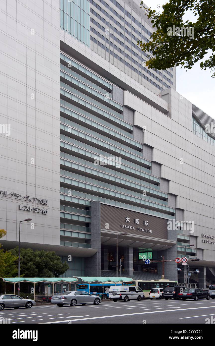 L'ingresso principale della stazione JR (West Japan Railway) di Osaka a Umeda, la quarta stazione ferroviaria più trafficata del mondo. Foto Stock