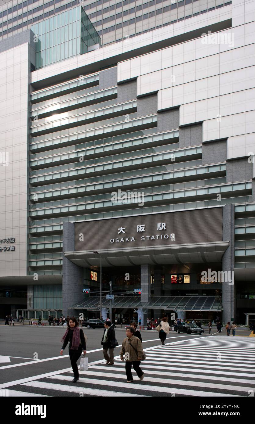 L'ingresso principale della stazione JR (West Japan Railway) di Osaka a Umeda, la quarta stazione ferroviaria più trafficata del mondo. Foto Stock