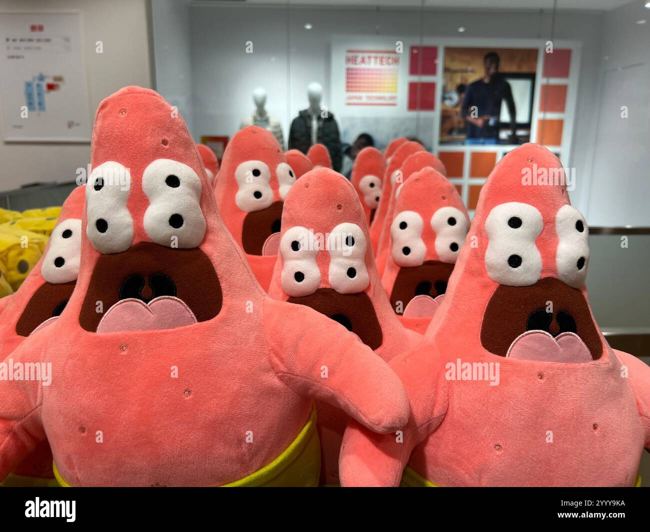 Vendita nel negozio Uniqlo, SpongeBob SquarePants, Cactus Plant Flea Market collaborazione di peluche personaggi giocattolo. Patrick Star. Icona cultura sul display. - Immagine stock catturata con smartphone