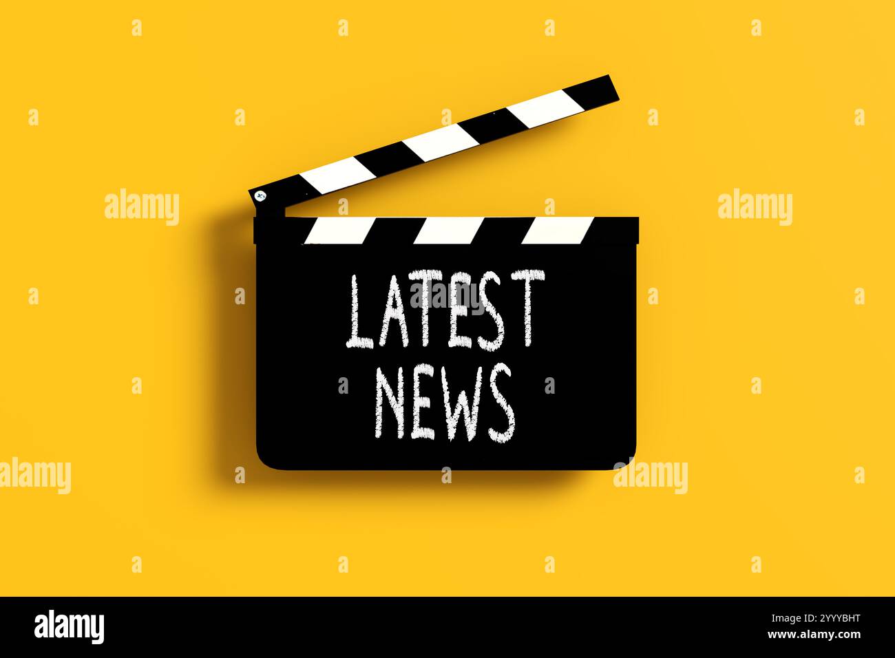 Clapper cinematografico che mostra le parole ultime notizie su uno sfondo giallo brillante, che rappresenta notizie e informazioni di attualità. Rendering 3D. Foto Stock
