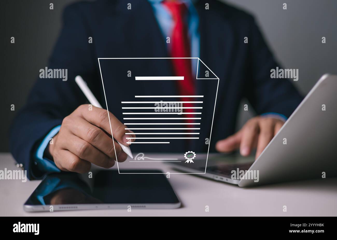 Concetto di firma elettronica, l'uomo d'affari firma documenti elettronici su documenti digitali, ufficio senza carta, futura firma di contratti aziendali. Foto Stock