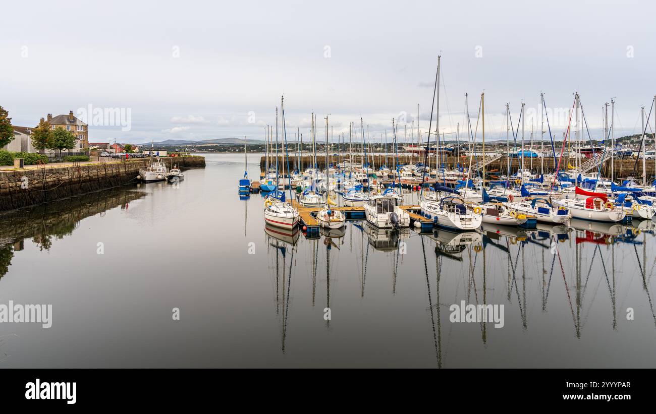 Tayport, Fife, Scozia, Regno Unito - 15 settembre 2023: Barche nel porto Foto Stock