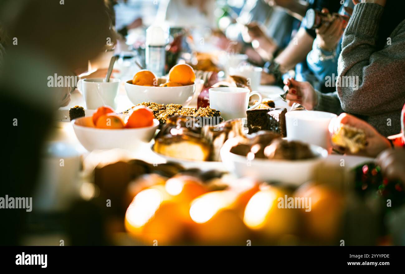 Festa di Natale cibo da tavola frutta arancia dolci dolci feste di ufficio Foto Stock