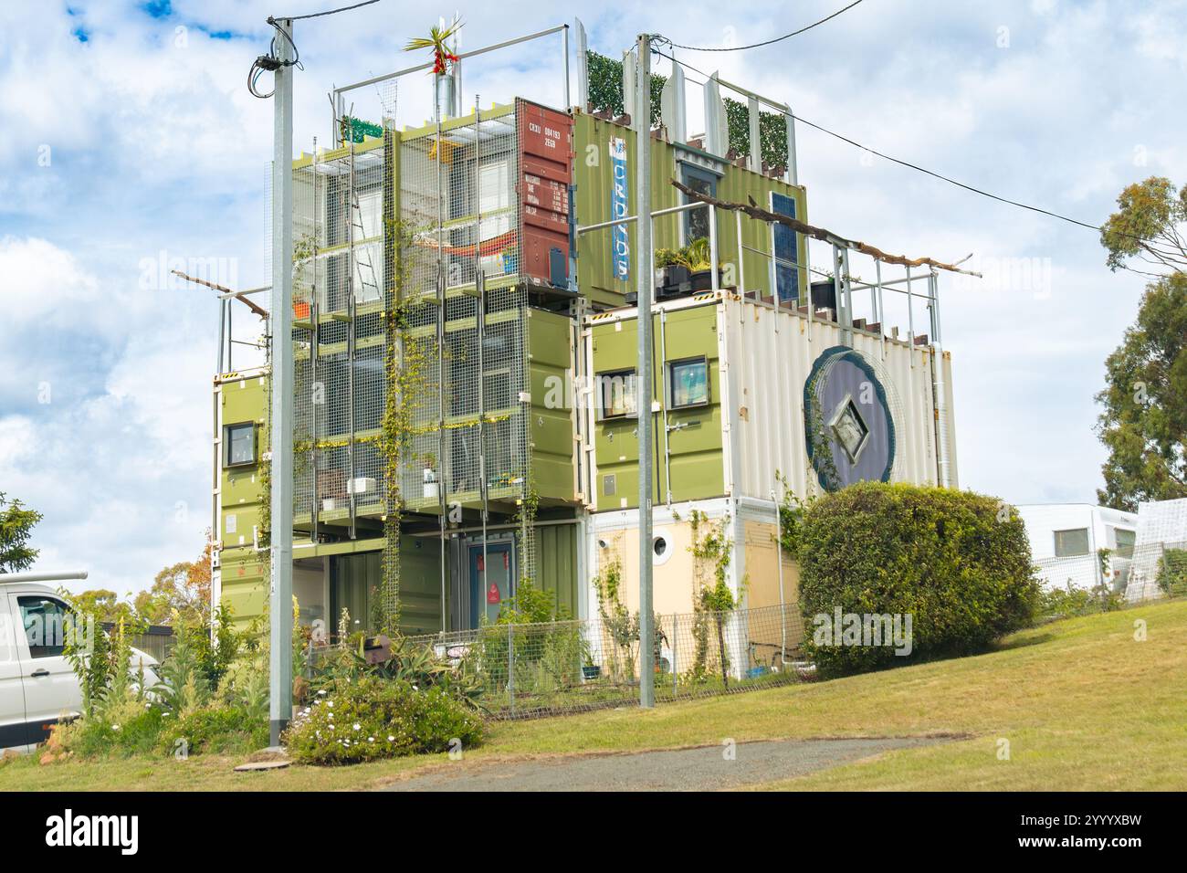 Tasmania, Australia - 23 dicembre 2024: Container House in Australia con tre livelli e 8 container Foto Stock