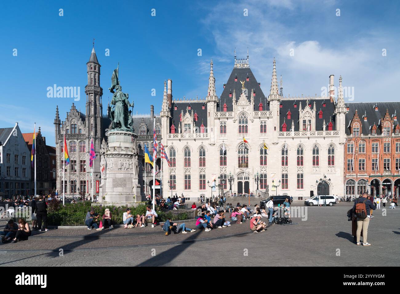 Statua di Jan Breydel e Pieter de Coninck del XIX secolo di fronte al museo Historium nella residenza ufficiale del governatore neogotico del XX secolo Foto Stock Statua di Jan Breydel e Pieter de Coninck del XIX secolo di fronte al museo Historium nella residenza ufficiale del governatore neogotico del XX secolo Foto Stock