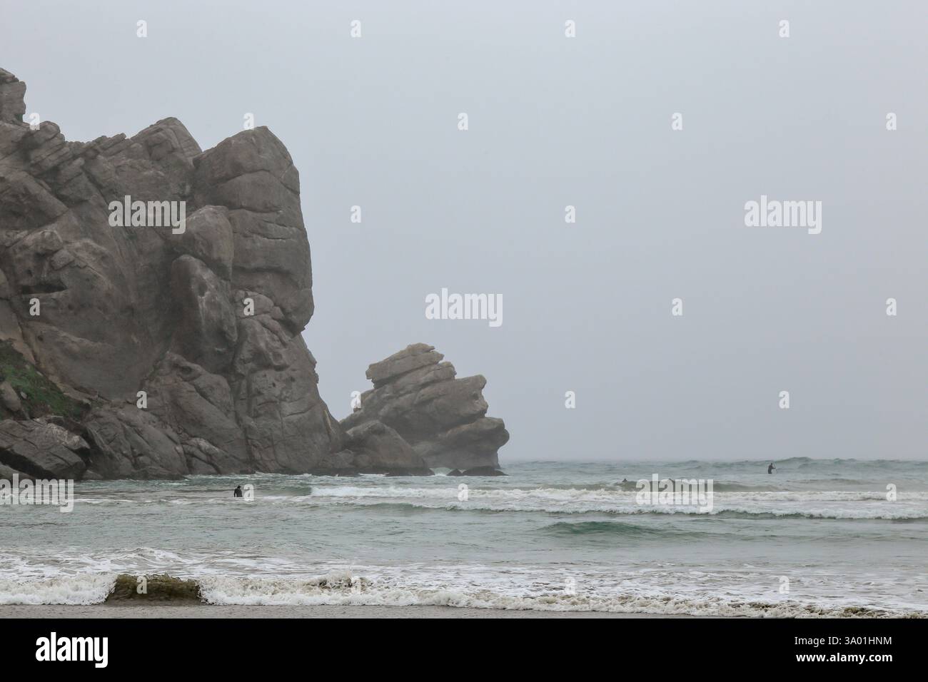Morro Rock a Morro Rock Beach nella città di Morro Bay in un giorno di pioggia, San Luis Obispo County, California Foto Stock