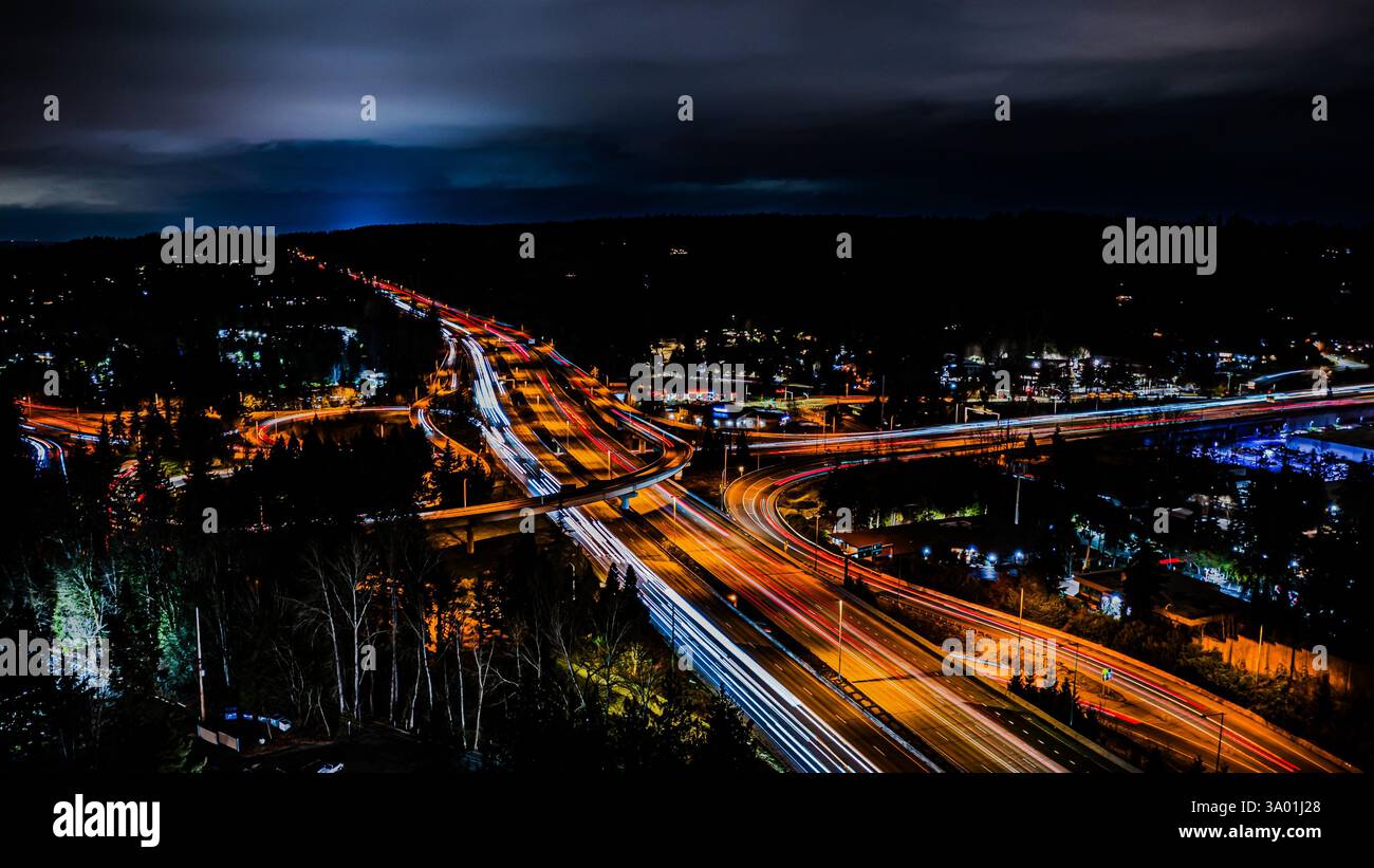 Bellevue WA USA - 7 febbraio 2025: Percorsi leggeri per auto sulla i-405 Bellevue Foto Stock