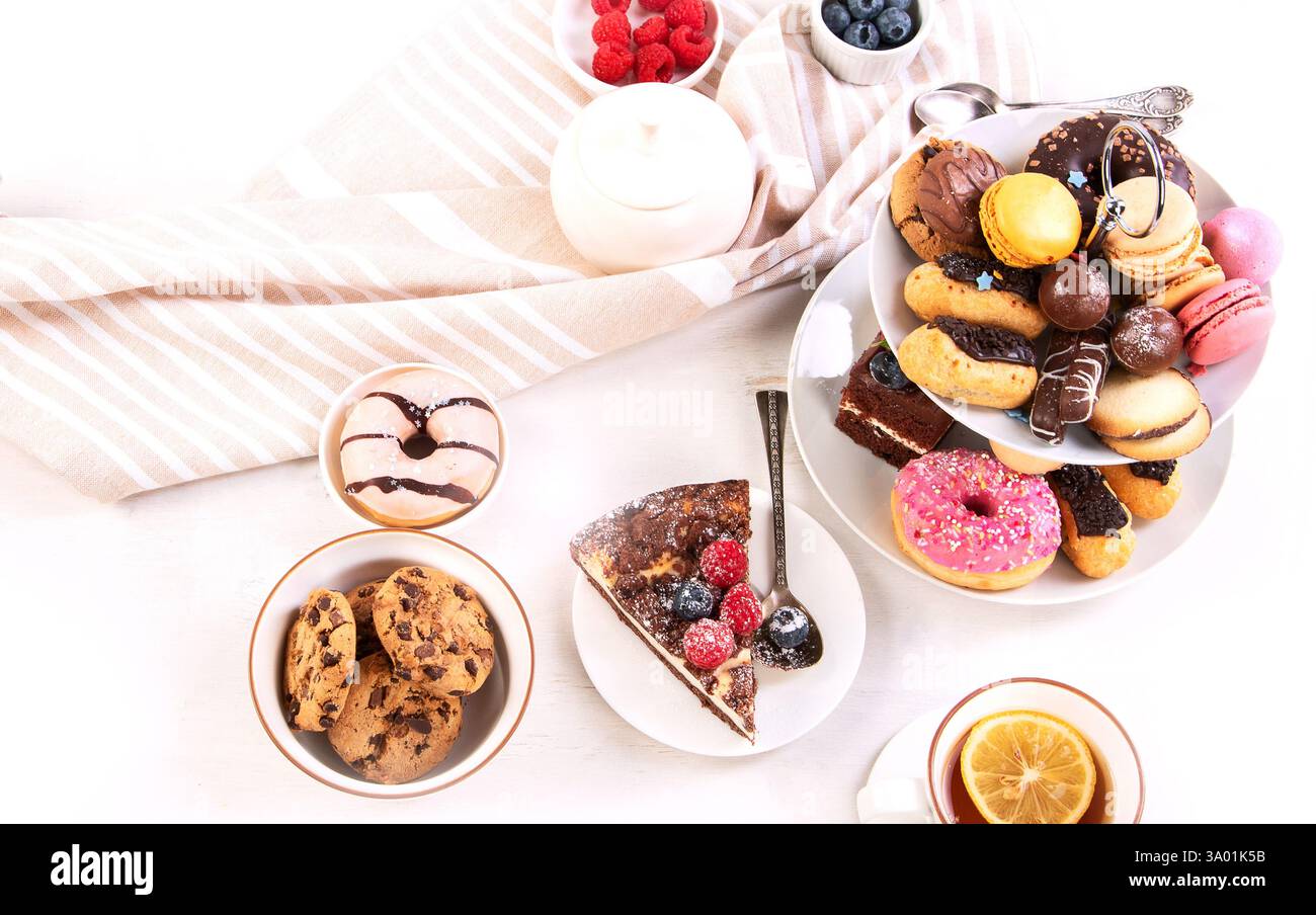 Torta con macaron, mini torte, biscotti Foto Stock