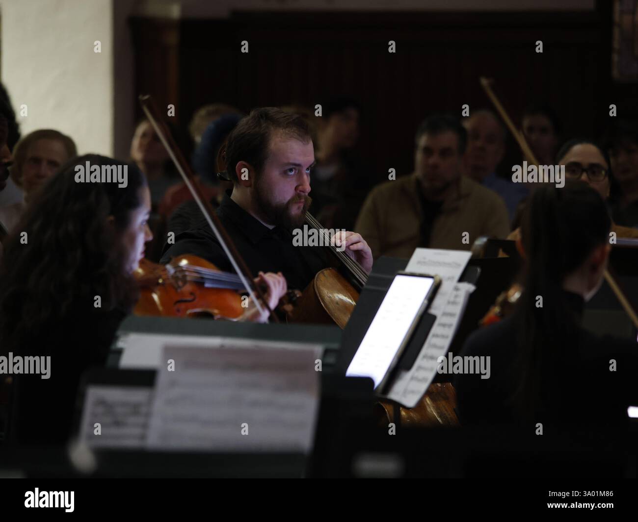 Una visione generale della Sinfonia n. 5 di Dmitri Shostakovich, J.E. Hernandez e Desert Refuge di Edgar F. Girtain IV | Units of Strength. La protesta si svolge in un concerto presso la United Methodist Church di St. Paul and St. Andrew's al 263 W. 86th Street a Manhattan, New York, il 1 marzo 2025, per difendere i diritti umani, protestare contro il governo e raccogliere fondi per la New York Immigration Coalition, un'organizzazione che rappresenta più di 200 gruppi di difesa dei diritti degli immigrati e dei rifugiati da tutta New York. (Foto di Deccio Serrano/NurPhoto) Foto Stock