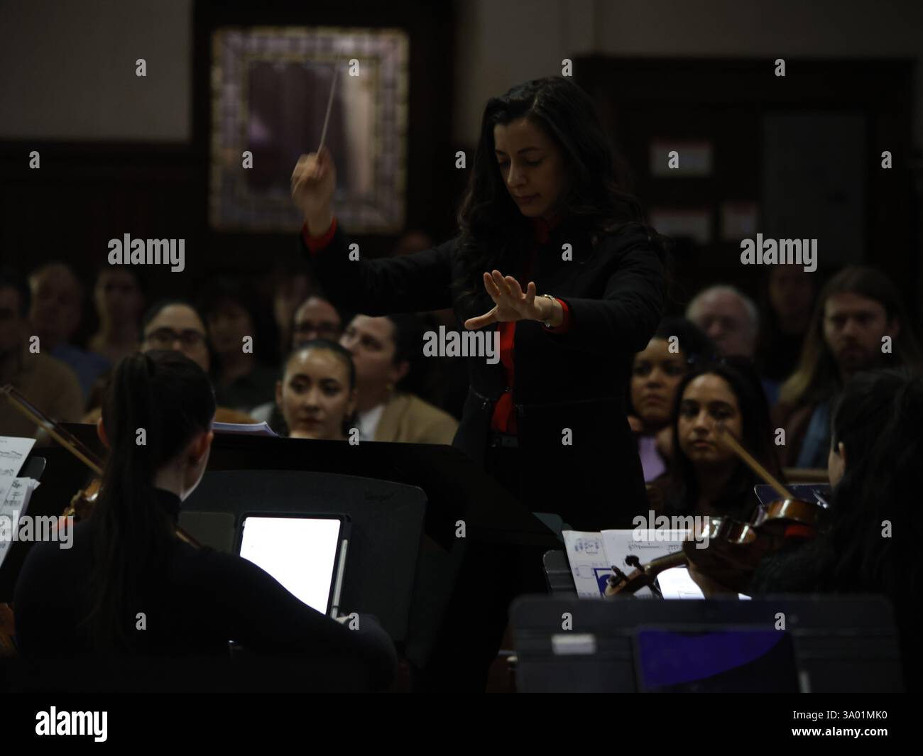 Una visione generale della Sinfonia n. 5 di Dmitri Shostakovich, J.E. Hernandez e Desert Refuge di Edgar F. Girtain IV | Units of Strength. La protesta si svolge in un concerto presso la United Methodist Church di St. Paul and St. Andrew's al 263 W. 86th Street a Manhattan, New York, il 1 marzo 2025, per difendere i diritti umani, protestare contro il governo e raccogliere fondi per la New York Immigration Coalition, un'organizzazione che rappresenta più di 200 gruppi di difesa dei diritti degli immigrati e dei rifugiati da tutta New York. (Foto di Deccio Serrano/NurPhoto) Foto Stock
