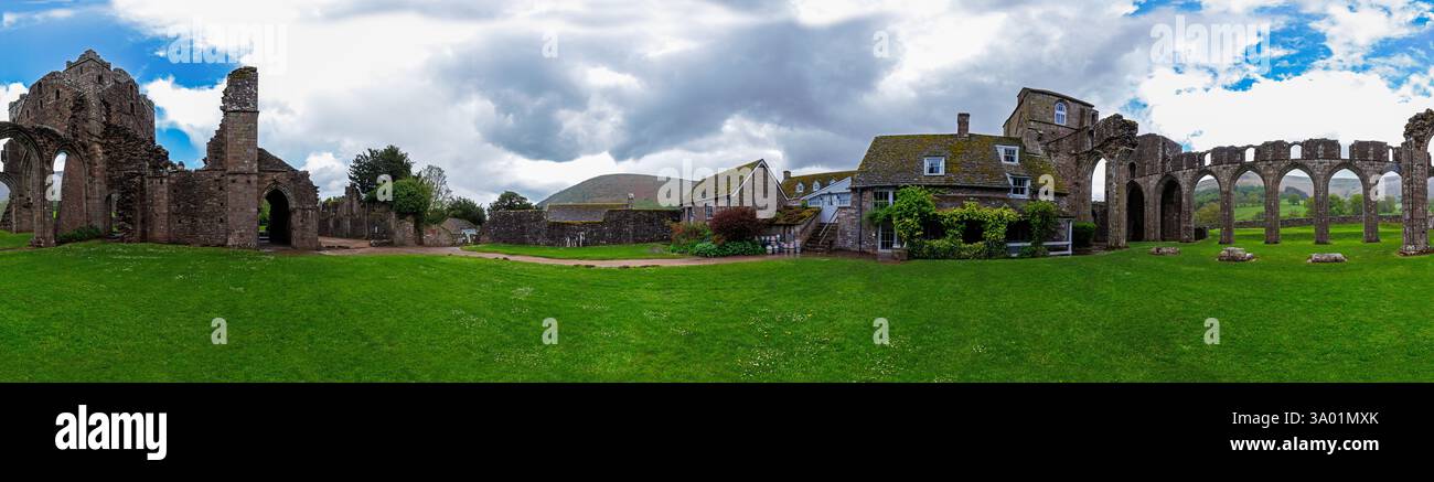 Panorama del Priorato Llanthony, un ex priorato agostiniano in parte rovinato nel Monmouthshire, Galles, Regno Unito Foto Stock