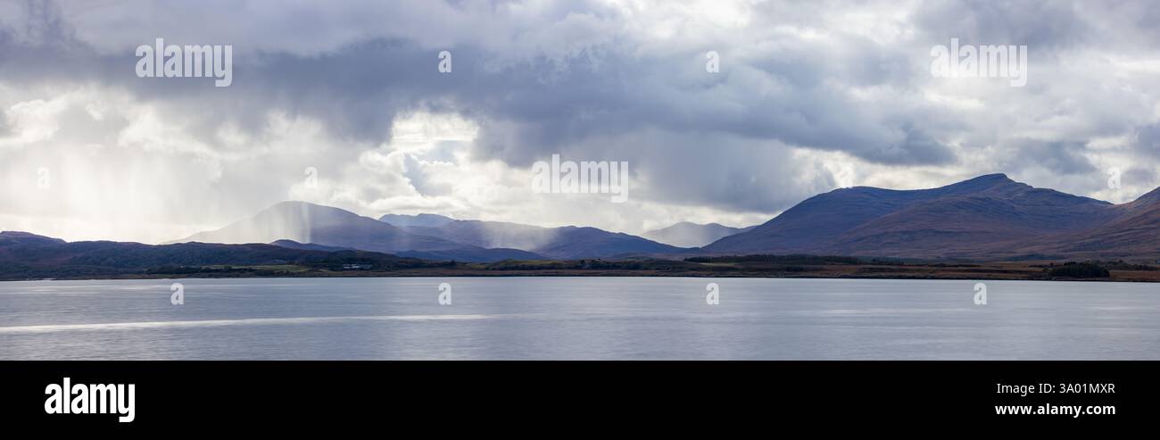 Panorama [ immagine incisa ] della vista di Mull al largo della costa occidentale della Scozia dal traghetto Foto Stock