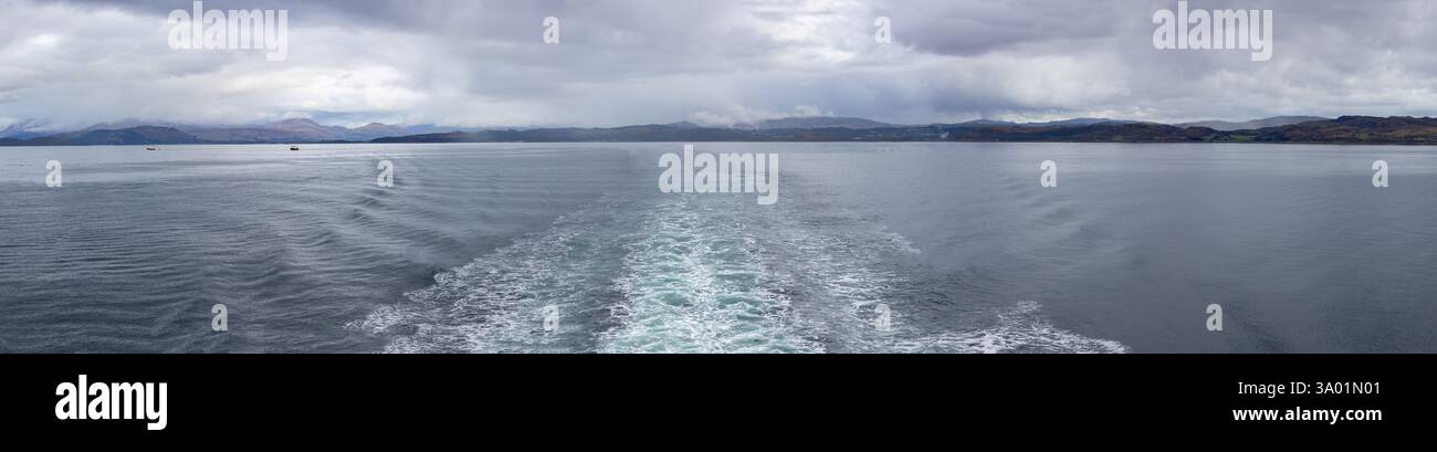 Panorama della vista di Oban dal traghetto Mull al largo della costa occidentale della Scozia Foto Stock