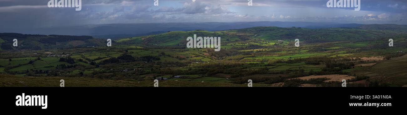 Panorama [ immagine cucita ] dal passo di montagna A4069 Black in Galles, Regno Unito noto anche come la "strada top gear" Foto Stock