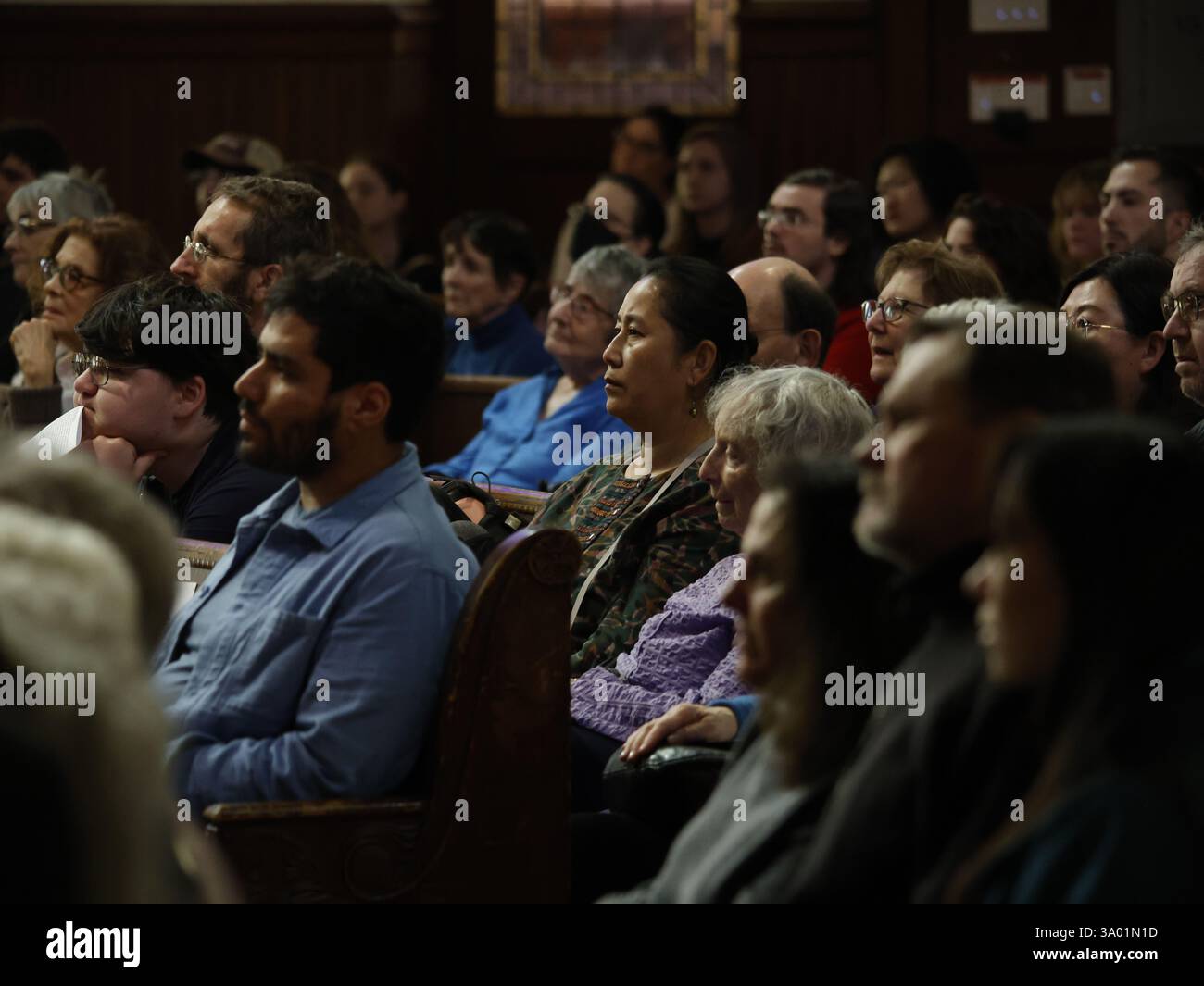 Una visione generale della Sinfonia n. 5 di Dmitri Shostakovich, J.E. Hernandez e Desert Refuge di Edgar F. Girtain IV | Units of Strength. La protesta si svolge in un concerto presso la United Methodist Church di St. Paul and St. Andrew's al 263 W. 86th Street a Manhattan, New York, il 1 marzo 2025, per difendere i diritti umani, protestare contro il governo e raccogliere fondi per la New York Immigration Coalition, un'organizzazione che rappresenta più di 200 gruppi di difesa dei diritti degli immigrati e dei rifugiati da tutta New York. (Foto di Deccio Serrano/NurPhoto) Foto Stock