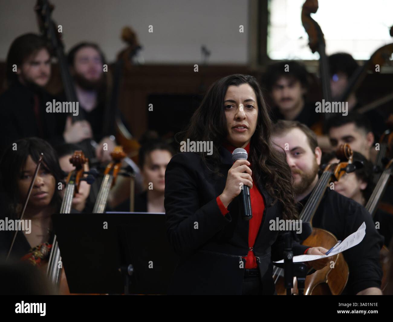 Una visione generale della Sinfonia n. 5 di Dmitri Shostakovich, J.E. Hernandez e Desert Refuge di Edgar F. Girtain IV | Units of Strength. La protesta si svolge in un concerto presso la United Methodist Church di St. Paul and St. Andrew's al 263 W. 86th Street a Manhattan, New York, il 1 marzo 2025, per difendere i diritti umani, protestare contro il governo e raccogliere fondi per la New York Immigration Coalition, un'organizzazione che rappresenta più di 200 gruppi di difesa dei diritti degli immigrati e dei rifugiati da tutta New York. (Foto di Deccio Serrano/NurPhoto) Foto Stock