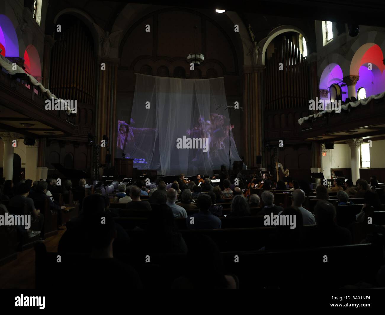 Una visione generale della Sinfonia n. 5 di Dmitri Shostakovich, J.E. Hernandez e Desert Refuge di Edgar F. Girtain IV | Units of Strength. La protesta si svolge in un concerto presso la United Methodist Church di St. Paul and St. Andrew's al 263 W. 86th Street a Manhattan, New York, il 1 marzo 2025, per difendere i diritti umani, protestare contro il governo e raccogliere fondi per la New York Immigration Coalition, un'organizzazione che rappresenta più di 200 gruppi di difesa dei diritti degli immigrati e dei rifugiati da tutta New York. (Foto di Deccio Serrano/NurPhoto) Foto Stock