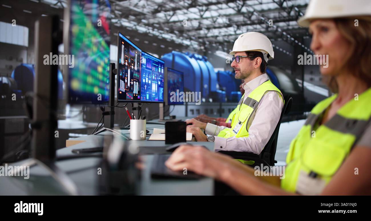 Ingegneri e operatori che controllano i tubi del gas con il software SCADA. Team di professionisti che massimizzano l'efficienza della centrale elettrica con il generatore a turbina. Foto Stock