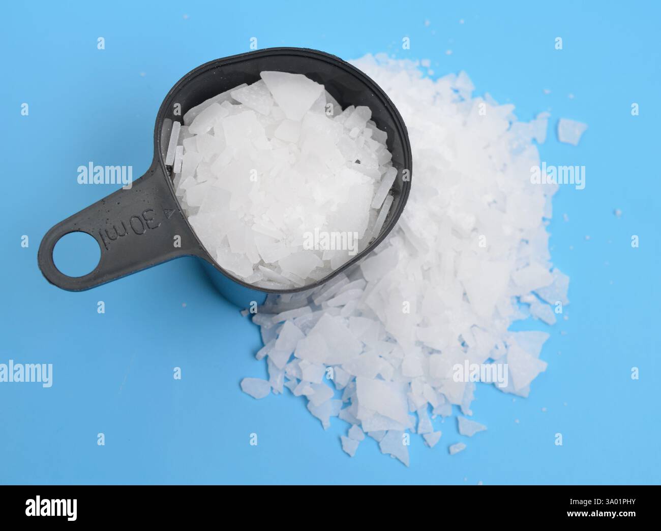 Il cloruro di magnesio è un composto inorganico con la formula MgCl2 Foto Stock