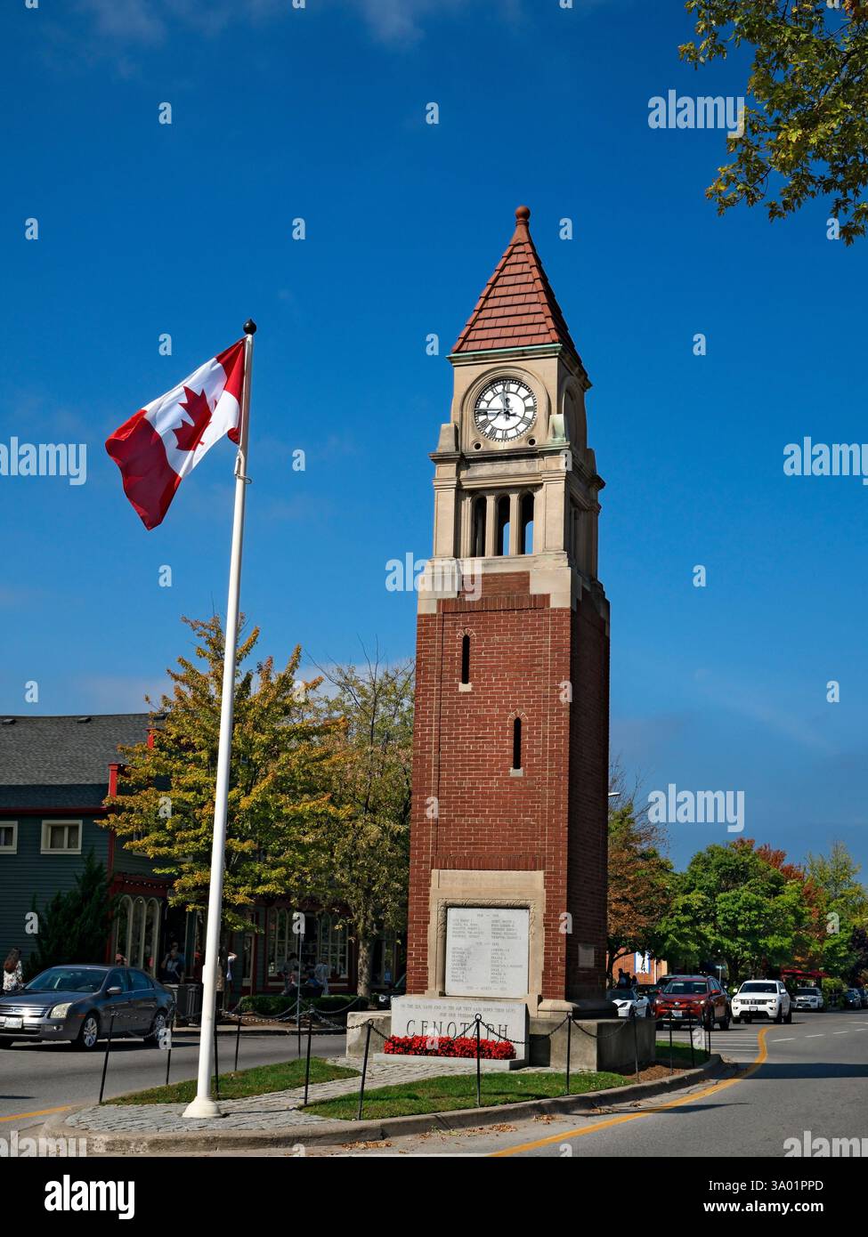 Niagara on the Lake, Canada / la Cenotaph Memorial Clock Tower è un punto di riferimento della città in Queen Street, in questo bellissimo villaggio storico. Foto Stock Niagara on the Lake, Canada / la Cenotaph Memorial Clock Tower è un punto di riferimento della città in Queen Street, in questo bellissimo villaggio storico. Foto Stock