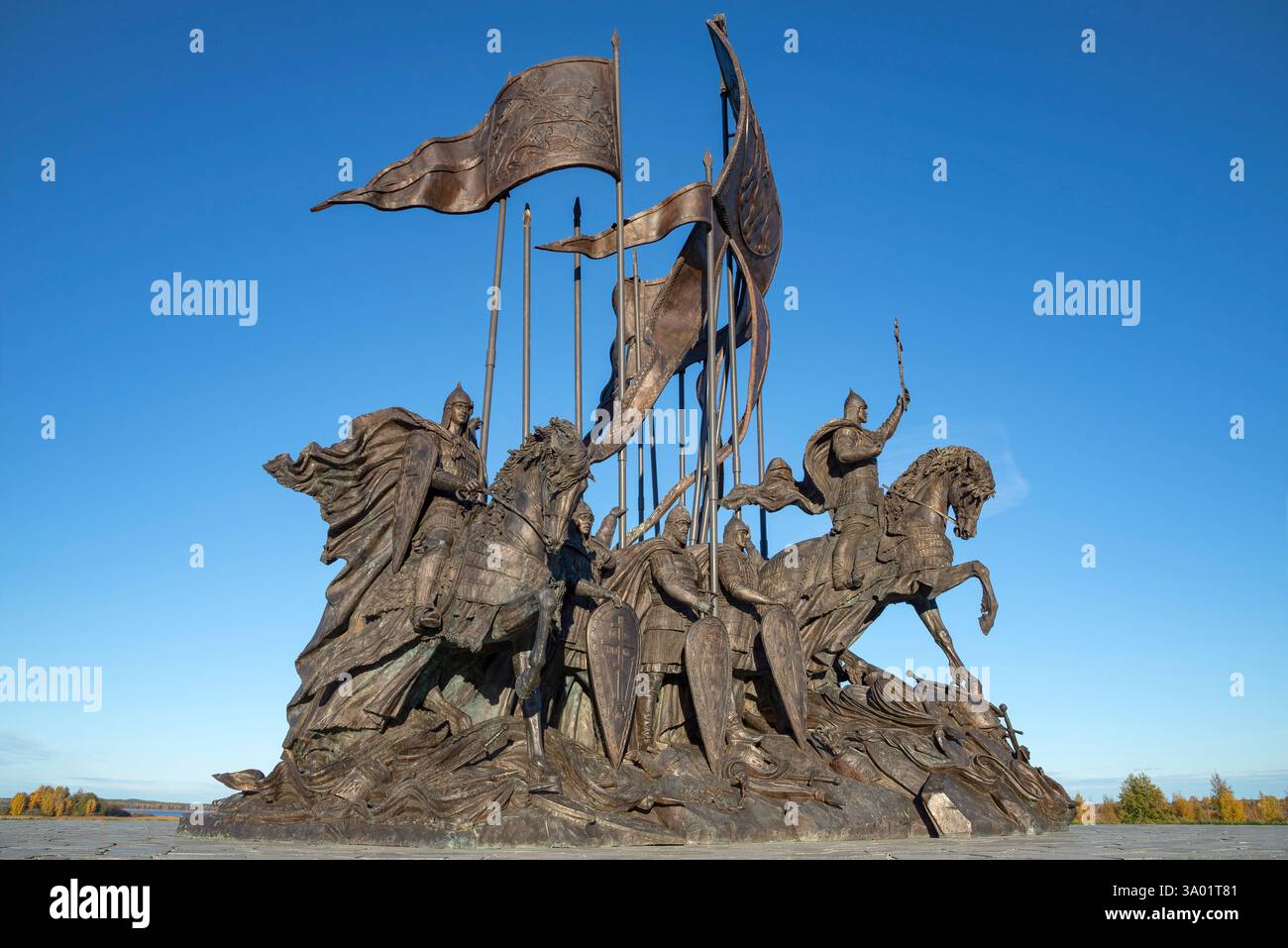 SAMOLVA, RUSSIA - 16 OTTOBRE 2024: Composizione scultorea "Principe Alexander Nevsky con il suo amico". La riva del lago Chudskoe, regione di Pskov Foto Stock