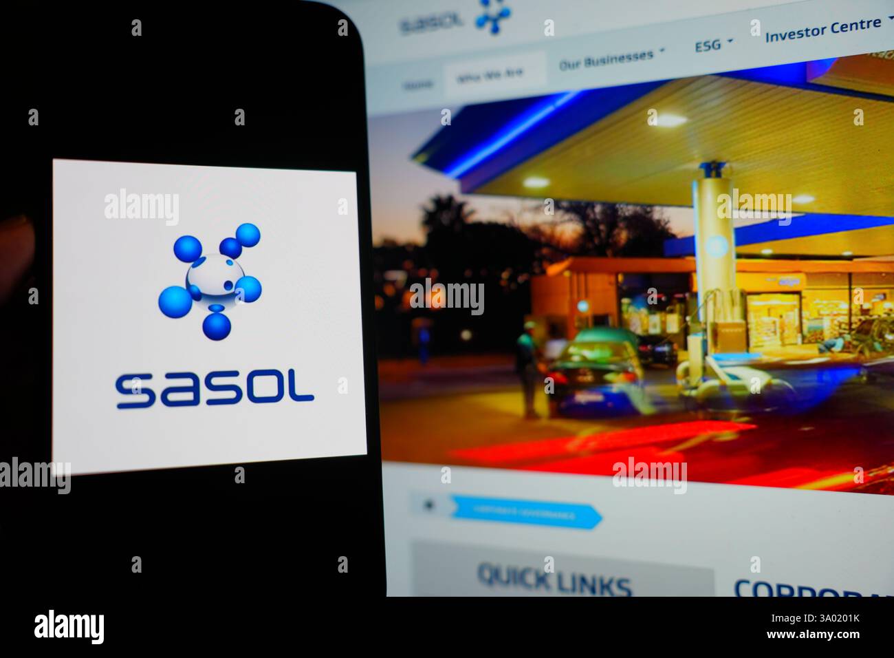 Roosendaal, Paesi Bassi - 1 marzo 2025: Un telefono cellulare con il logo di Sasol, con il sito web dell'azienda sullo sfondo. Foto Stock