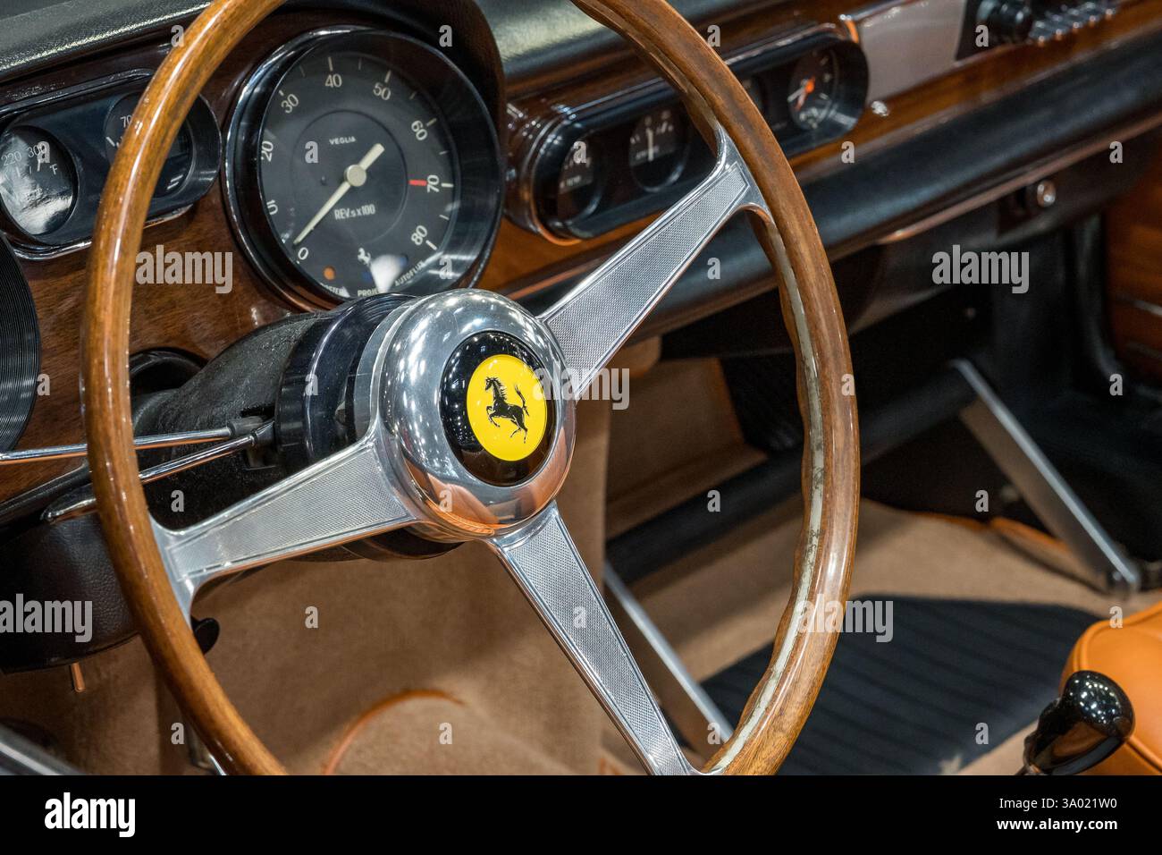 L'eleganza classica prospera all'interno degli interni sofisticati di un'auto sportiva d'epoca, mettendo in risalto la maestria artigianale e gli elementi di design di lusso Foto Stock