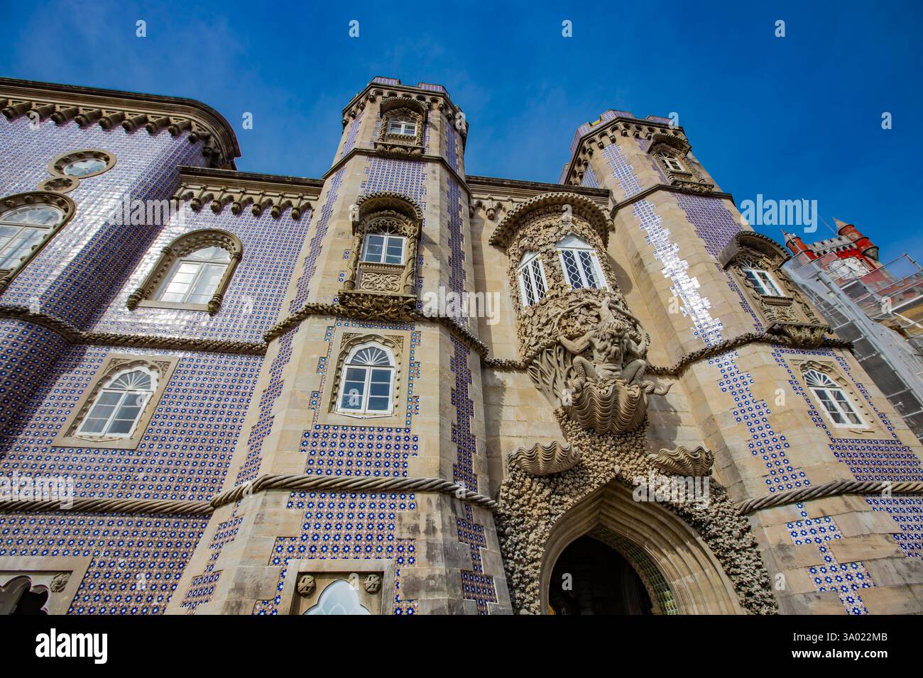 Tuffati nei dettagli intricati dell'architettura romanticista al Palazzo Nazionale di pena a Sintra, Portogallo, con le sue vivaci piastrelle e il suo scul Foto Stock