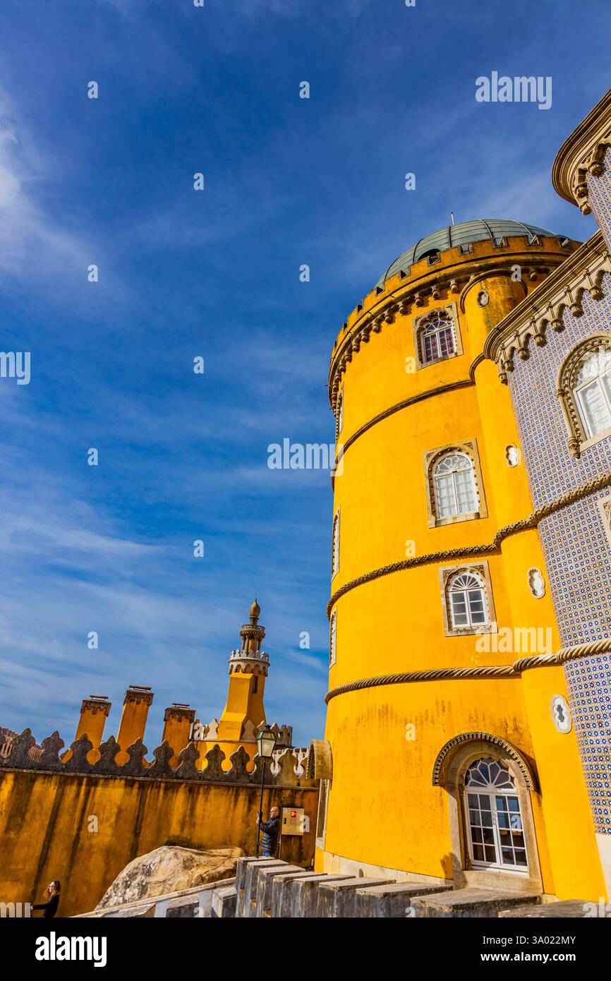 Scopri gli incantevoli colori e l'intricato design del Palazzo Nazionale di pena a Sintra, Portogallo, un capolavoro romanticista ricco di storia e. Foto Stock