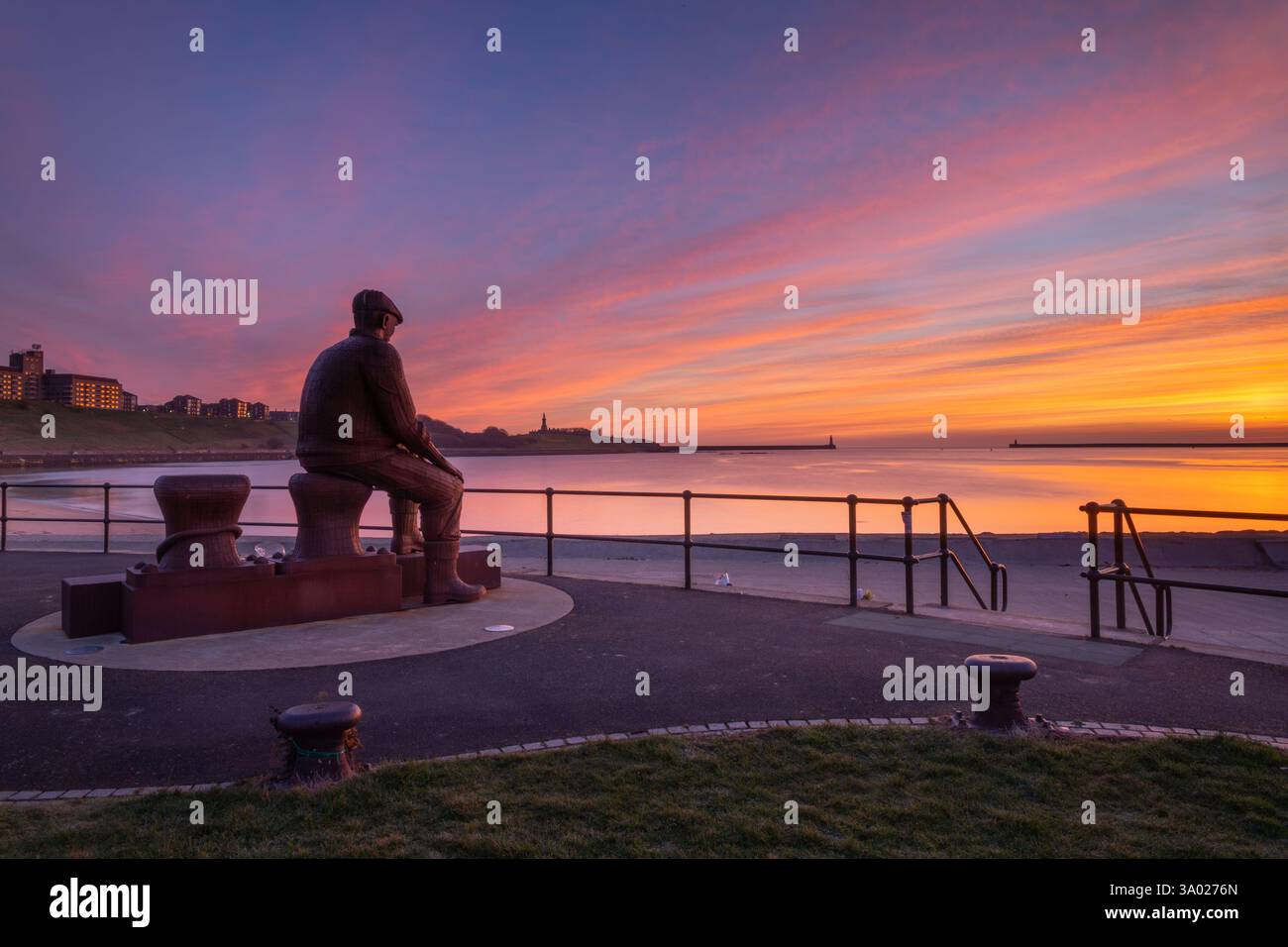 Statua commemorativa dei pescatori sul North Shields Fish Quay all'alba sulle rive del fiume Tyne, Tynemouth, Inghilterra nord-orientale Foto Stock