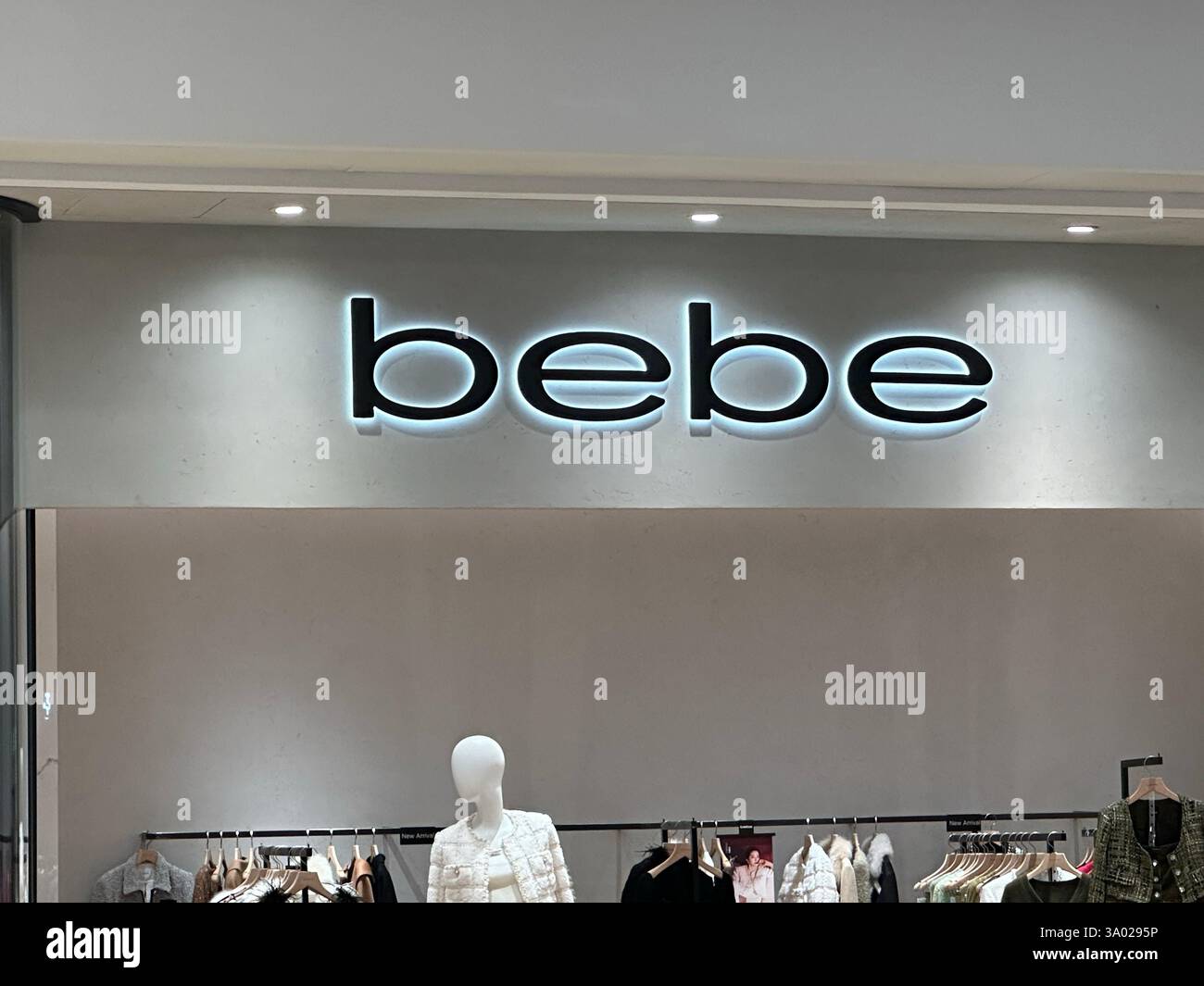 Nanning, Cina - 10 dicembre 2023. cartello bebe store - Immagine stock catturata con smartphone