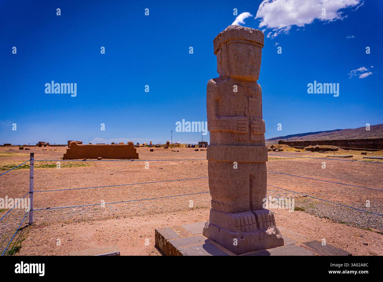 Ponce Monolith a Puma Punku Tiwanaku Bolivia un'antica scultura precolombiana di pietra con intricate incisioni andine Foto Stock Ponce Monolith a Puma Punku Tiwanaku Bolivia un'antica scultura precolombiana di pietra con intricate incisioni andine Foto Stock