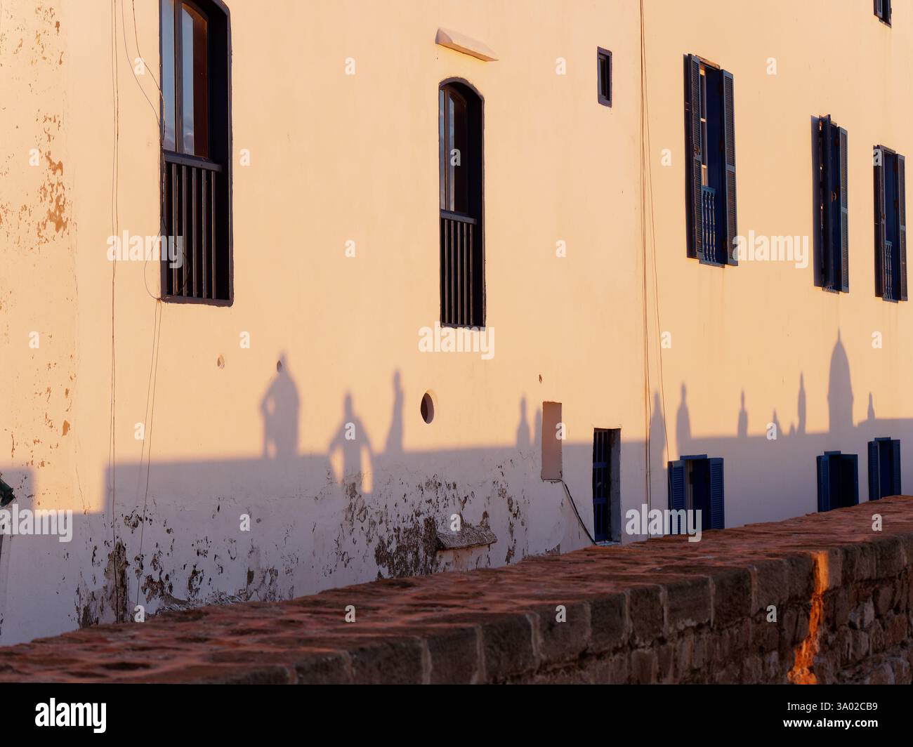 Ombre proiettate dalla luce della sera su una parete bianca nella Medina di Essaouria, Marocco. Febbraio/marzo 2025 Foto Stock