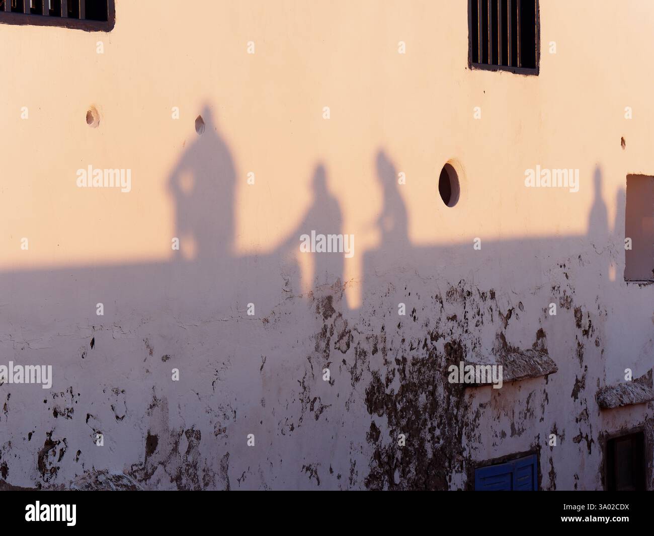 Ombre proiettate dalla luce della sera su una parete bianca nella Medina di Essaouria, Marocco. Febbraio/marzo 2025 Foto Stock