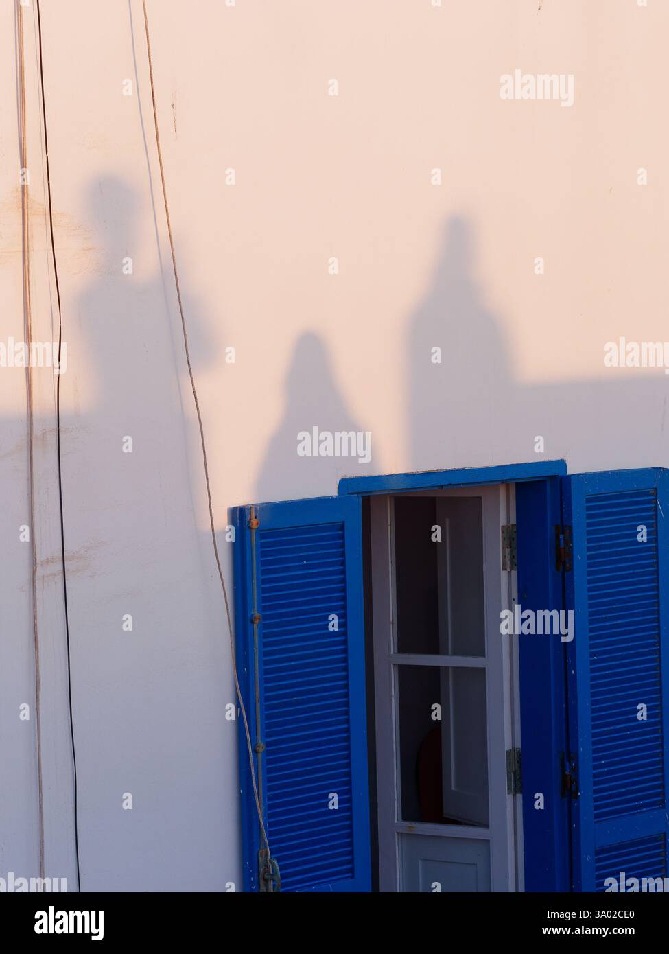 Ombre proiettate dalla luce della sera su una parete bianca nella Medina di Essaouria, Marocco. Febbraio/marzo 2025 Foto Stock