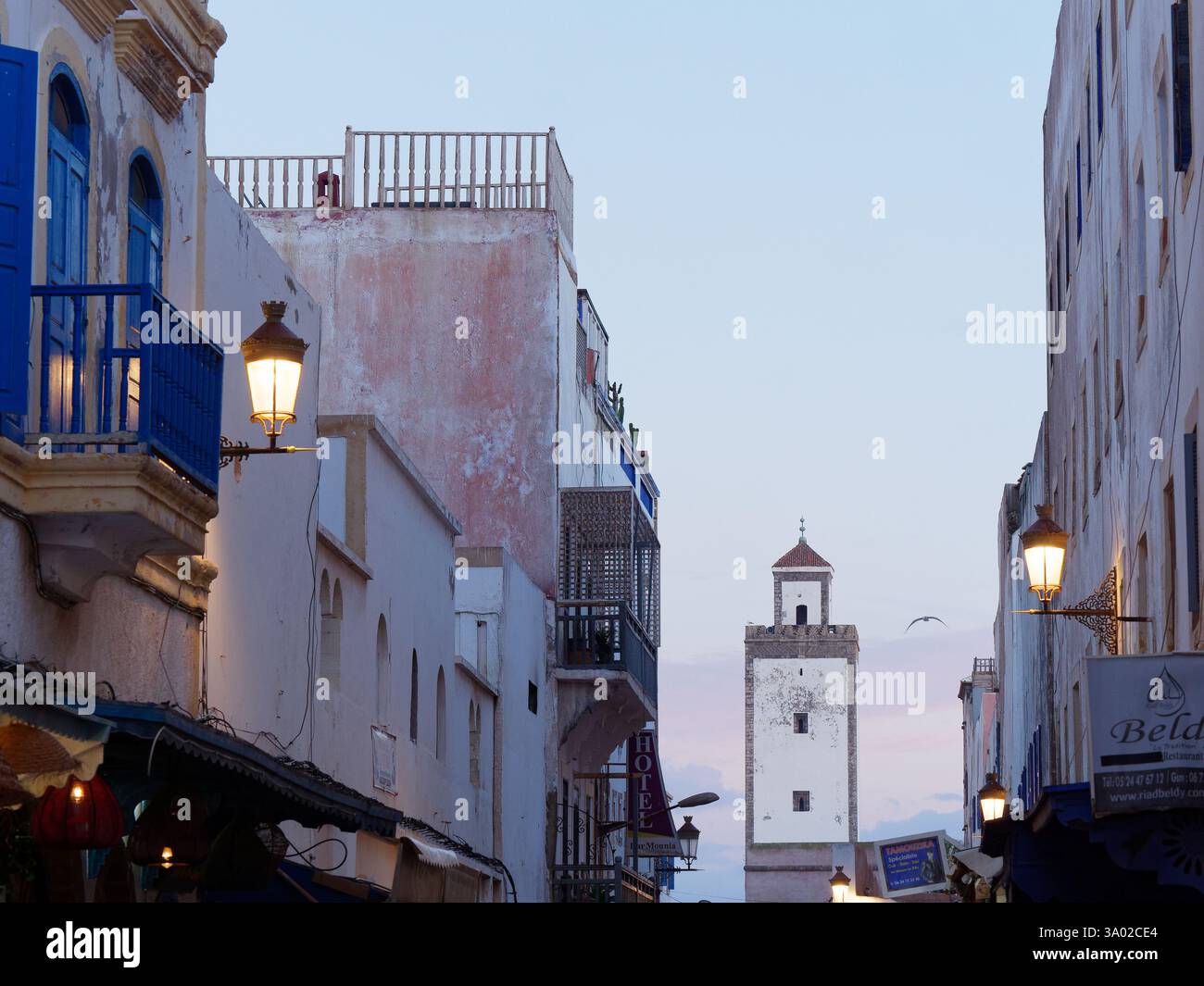 Architettura nella storica Medina di sera con luci di strada accese a Essaouria, Marocco. Febbraio/marzo 2025 Foto Stock