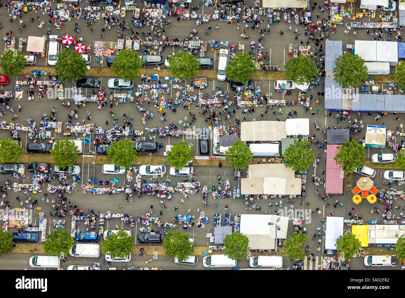 Vista aerea, Duisburg-Nord, mercato delle pulci nel parcheggio del mercato dei mobili di Ikea, bancarelle del mercato delle pulci, forme e colori, Beeck, Duisburg, Ruhr Foto Stock