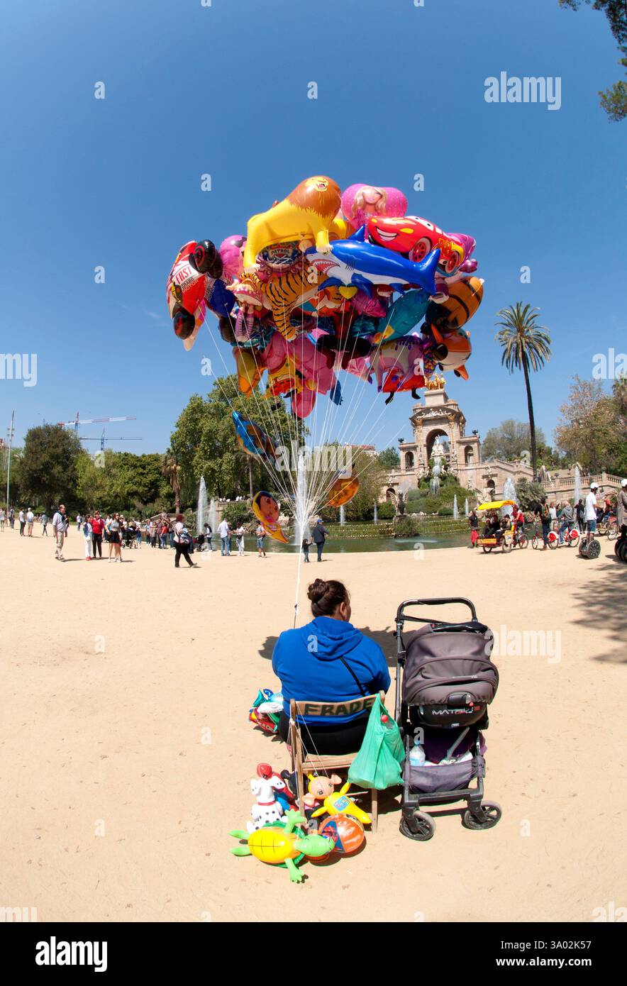 Donna che vende palloncini nel Parc de la Ciutadella, lo storico giardino pubblico di Barcellona, Ciutat Vella, Spagna Foto Stock
