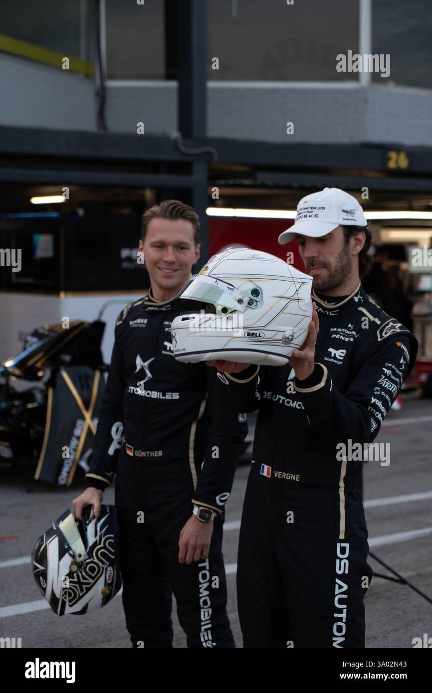 Jean Eric Vergne di Francia e Maximilian Günther di Germania e DS Automobile Penske sulla pit Lane durante i test pre-stagionali a Madrid Foto Stock