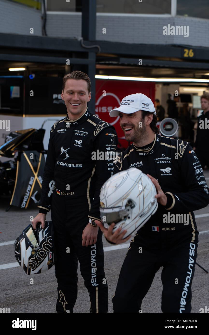 Jean Eric Vergne di Francia e Maximilian Günther di Germania e DS Automobile Penske sulla pit Lane durante i test pre-stagionali a Madrid Foto Stock