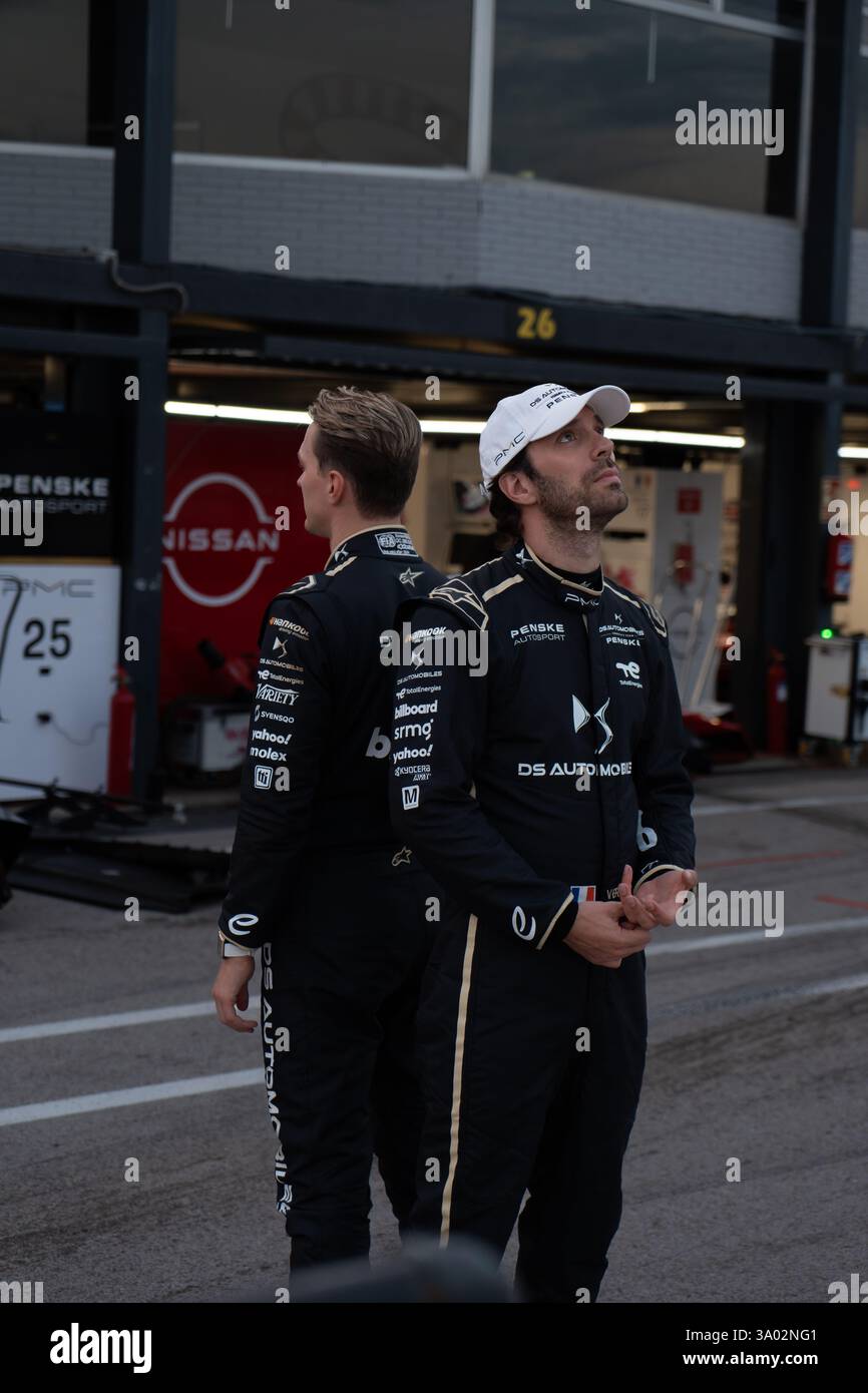 Jean Eric Vergne di Francia e Maximilian Günther di Germania e DS Automobile Penske sulla pit Lane durante i test pre-stagionali a Madrid Foto Stock