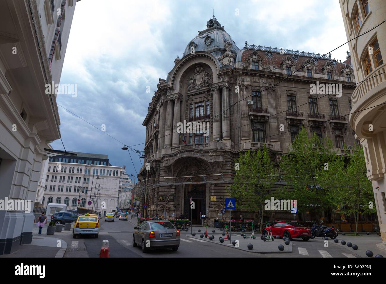 Il Palazzo della Borsa, un edificio storico situato nel centro di Bucarest, è entrato in un processo completo di riqualificazione commerciale Foto Stock