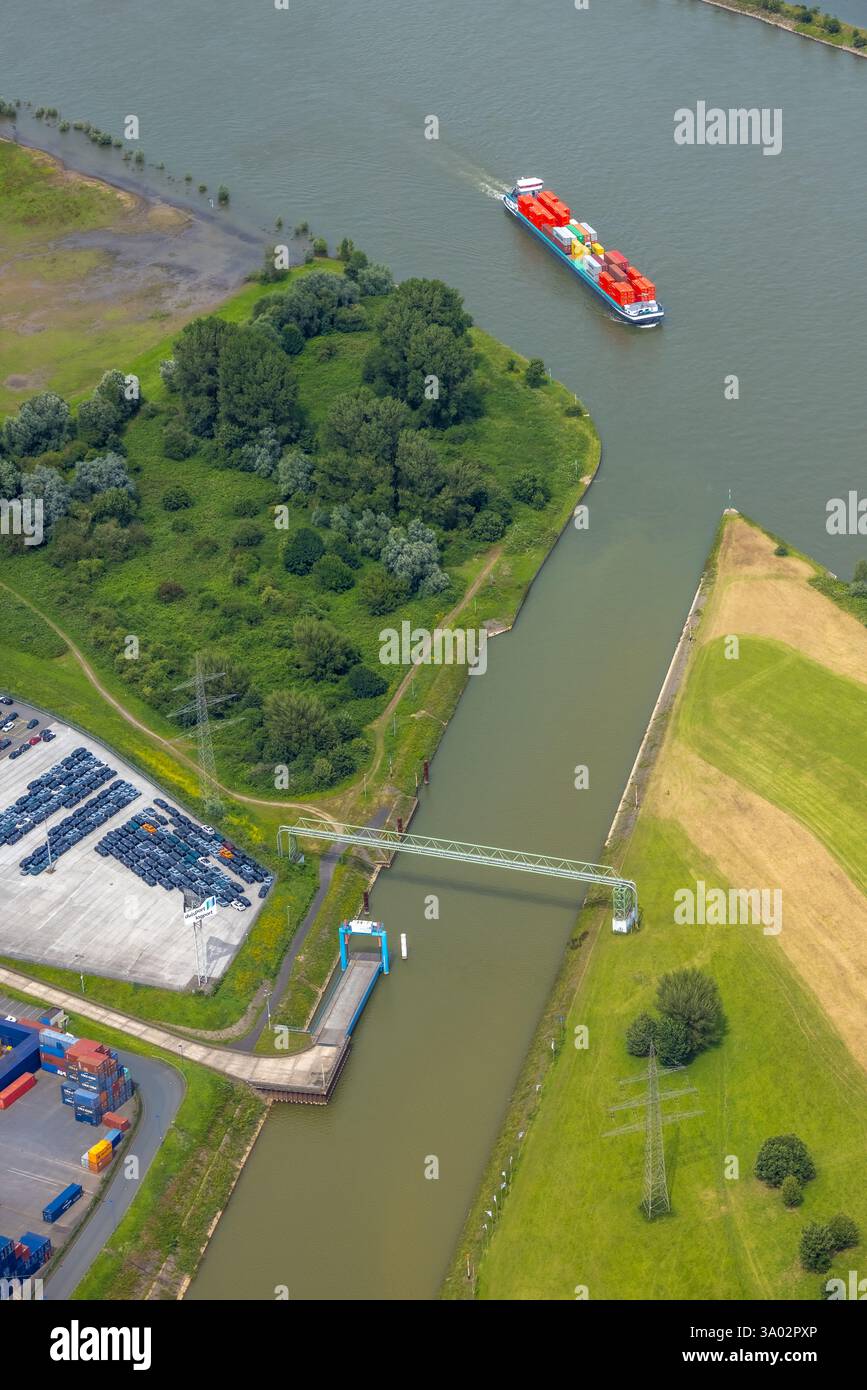 Vista aerea, Duisburg-West, Duisport logport i (Eins) RO-RO facility, River Rhine Bank, Inland shipping container ship, Friemersheim, Duisburg, R. Foto Stock