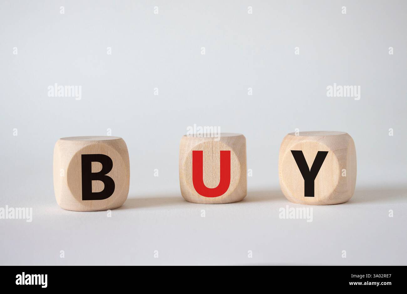 ACQUISTA Symbol. Concept Word BUY su blocchi di legno. Splendido sfondo bianco. Concetto di business e ACQUISTO. Copia spazio Foto Stock