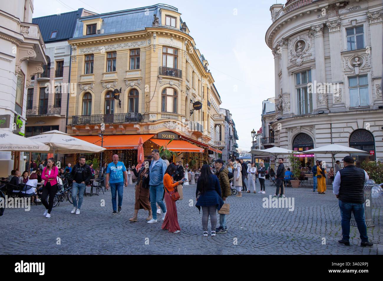 La città vecchia di Bucarest è un mix di storia, cultura locale e stile di vita, un quartiere di intrattenimento alla moda e il luogo di ritrovo preferito dalla gente del posto. Foto Stock